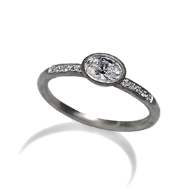 Oval diamond ring